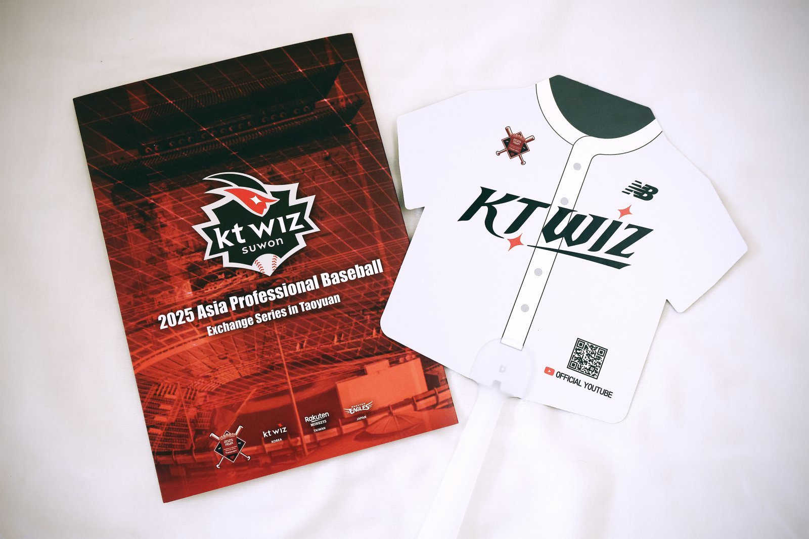 KT가 대만에도 한국야구를 알리고 있다. 함나얀 구단 커뮤니케이션팀 대리와 정민주 마케팅기획팀 매니저가 손수 만든 팸플릿(왼쪽)과 부채. 사진제공｜KT 위즈