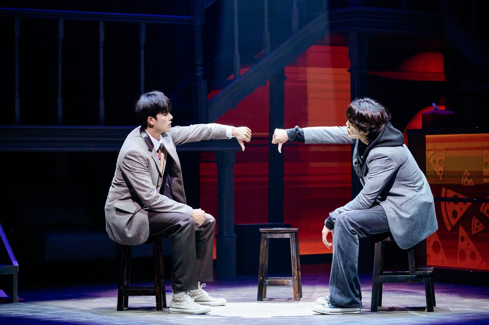 감정이 없는 윤재(왼쪽)와 분노만 남은 곤이는 서로의 다름에 호기심을 느끼며 서서히 가까워져 간다.    사진제공 ｜ 라이브(주)