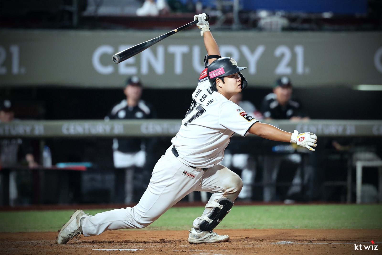 KT 김민석이 7일 라쿠텐 타오위안 야구장에서 열린 ‘2025 타오위안 아시아 프로야구 교류전’ 라쿠텐 골든이글스와 경기 도중 안타를 치고 있다. 사진제공｜KT 위즈
