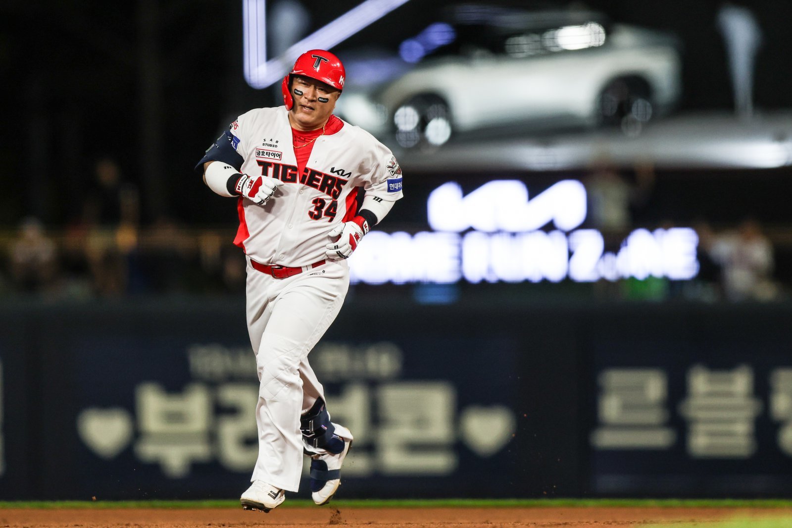 LG 김현수, 한화 손아섭, 삼성 강민호, KT 황재균, KIA 최형우, 양현종은 9일 개장한 2026년 FA 시장에서 큰 관심을 받고 있다. KBO리그를 호령하는 슈퍼스타인 데다 보상 등급도 인적 보상이 필요없는 C등급이라 더욱 매력적이다. KIA 최형우. 사진제공｜KIA 타이거즈