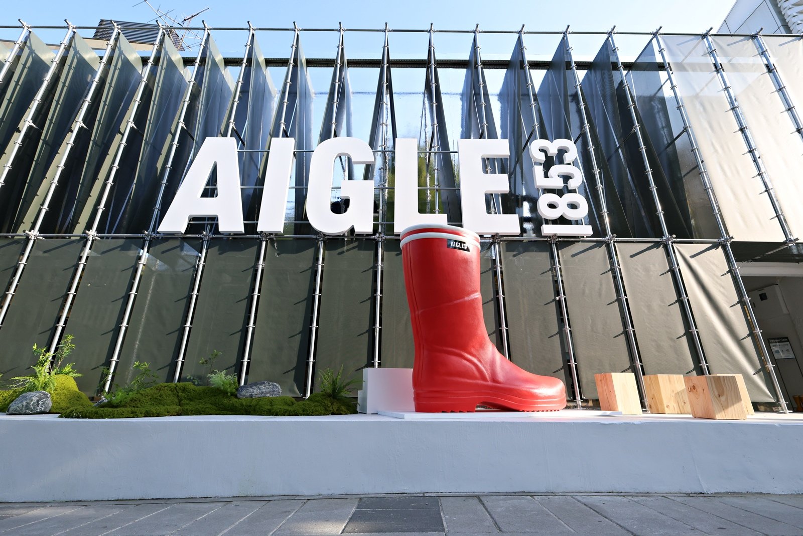 ‘에이글’ 팝업스토어 내·외부 전경. 사진제공｜롯데홈쇼핑 