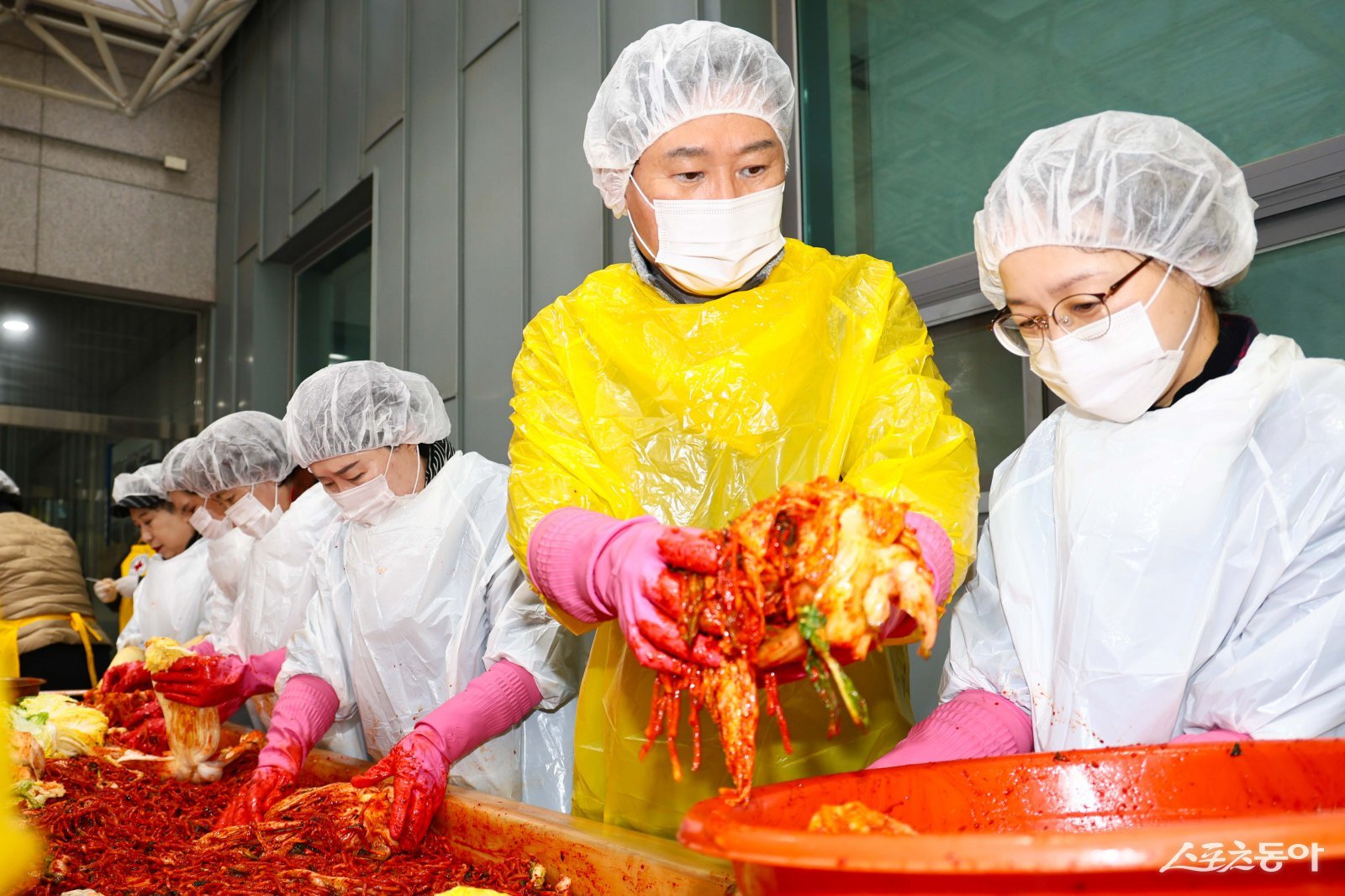 지난 8일 역북동행정복지센터에서 이사일 시장이 김장 봉사를 하고 있다.사진제공｜용인시