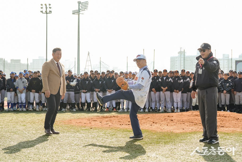 신상진 시장은 7일 오전 10시 탄천야구장에서 열린 ‘제21회 성남시장기 경기도 초·중·고 야구대회’ 개회식에서 시구식을 하고 있다. 사진제공ㅣ성남시