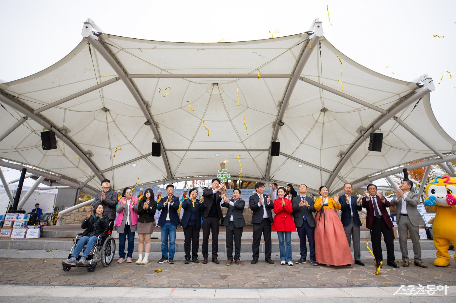 주광덕 시장(오른쪽 여덟번째)이 북부희망케어센터 ‘온(溫)마을축제’에서 축하를 하고 있다. 사진제공ㅣ남양주시 