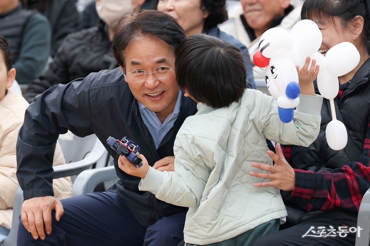 이동환 고양특례시장이 8일 ‘제4회 탄현2동 모여라 마을축제’에서 어린이를 안아보고 있다. 사진제공ㅣ고양시