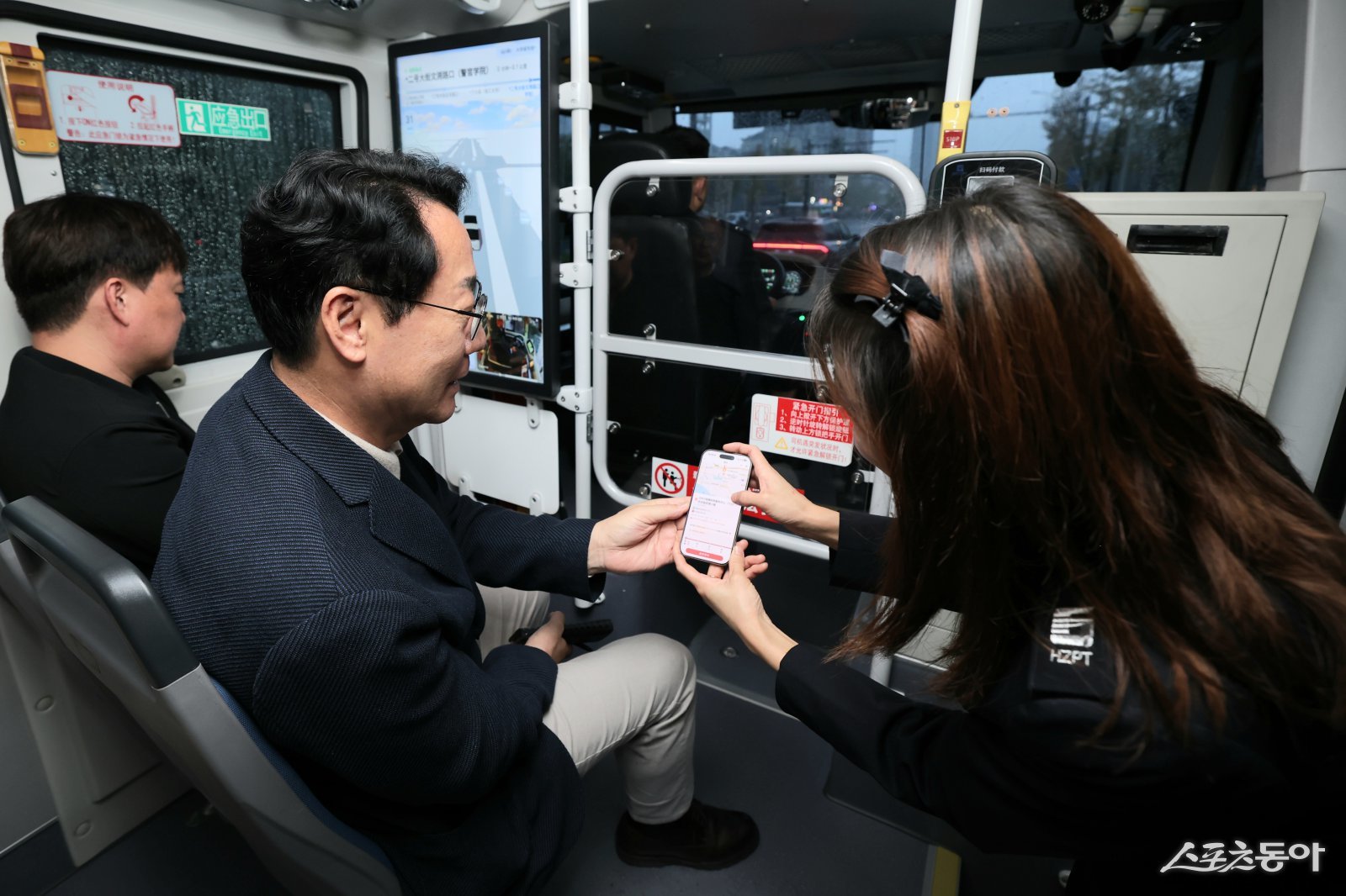 정명근화성특례시장이 항저우시 공공교통 유한회사를 방문해 자율주행 시스템을 체험하고 있다.사진제공｜화성시