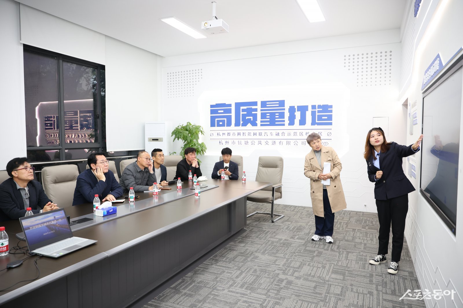 정명근화성특례시장이 항저우시 공공교통 유한회사를 방문해 자율주행 실증도시 운영에 대한 설명을 듣고 있다.사진제공｜화성시