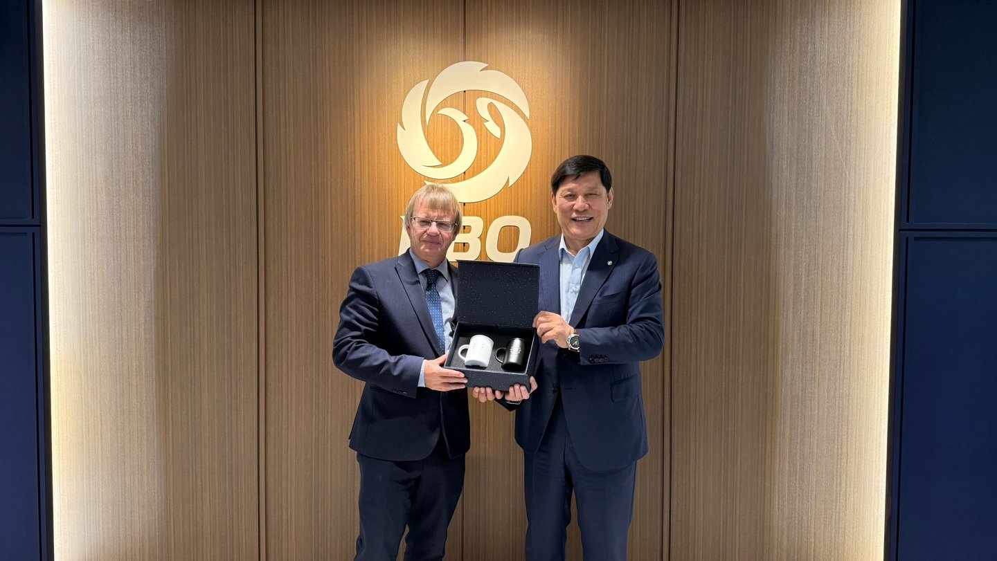 피터 디트리치 체코야구협회 회장(왼쪽)이 9일 고척스카이돔에서 열리는 ‘K-베이스볼시리즈’ 2차전 시구자로 마운드에 오른다. 허구연 KBO 총재와 기념촬영을 하는 디트리치 회장. 사진제공｜KBo