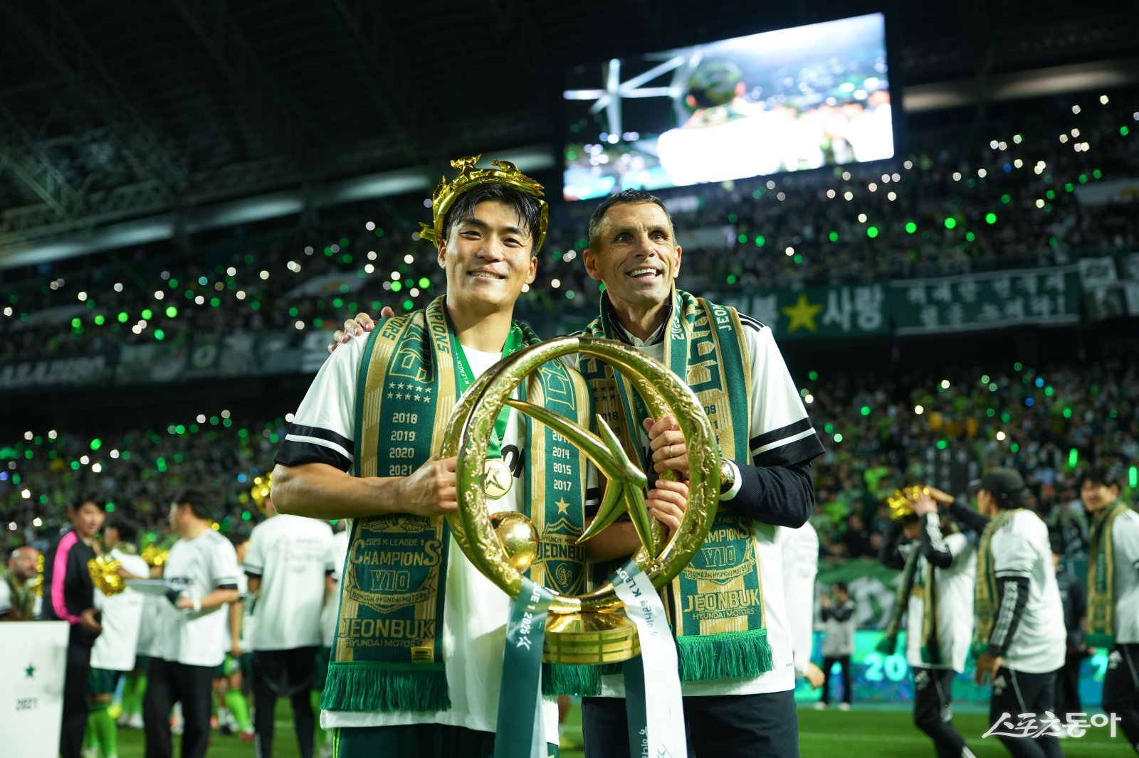 전북의 거스 포옛 감독(오른쪽)과 주장 박진섭이 지난달 전주성에서 진행된 K리그1 트로피 세리머니 도중 포즈를 취하고 있다. 사진제공｜전북 현대