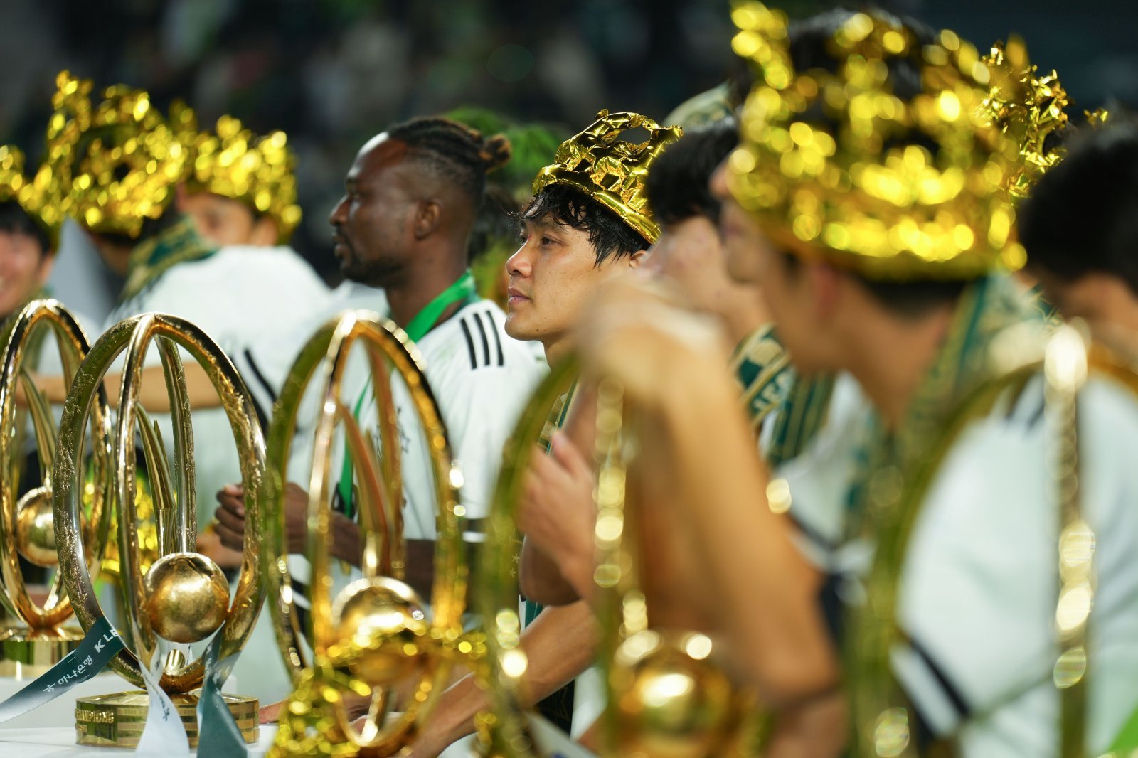 최철순(가운데) 등 전북 선수들이 8일 전주성에서 진행된 우승 세리머니에서 금빛 왕관을 쓰고 그간 수확한 트로피를 배경으로 포즈를 취하고 있다. 사진제공|전북 현대