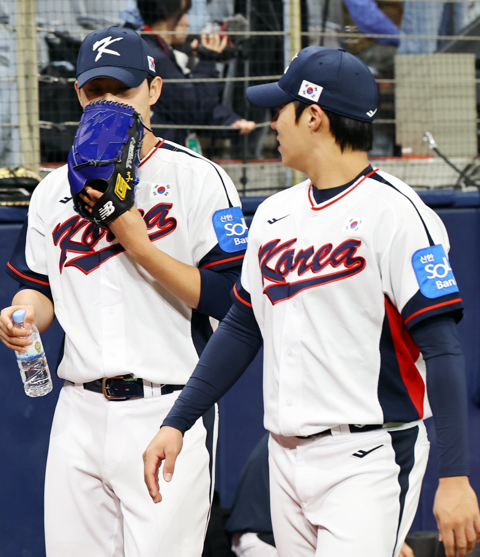 한화 문동주(왼쪽), 삼성 원태인은 ‘K-베이스볼대표팀’에서 가장 강력한 카드로 손꼽힌다. 그러나 이들 2명 모두 정규시즌과 PS까지 긴 일정을 소화한 터라 몸관리도 결코 소홀히 할 수 없다. 류지현 대표팀 감독이 가장 크게 고민하는 포인트다. 4일 고척스카이돔에서 진행한 대표팀 훈련에서 대화 중인 문동주, 원태인. 뉴시스