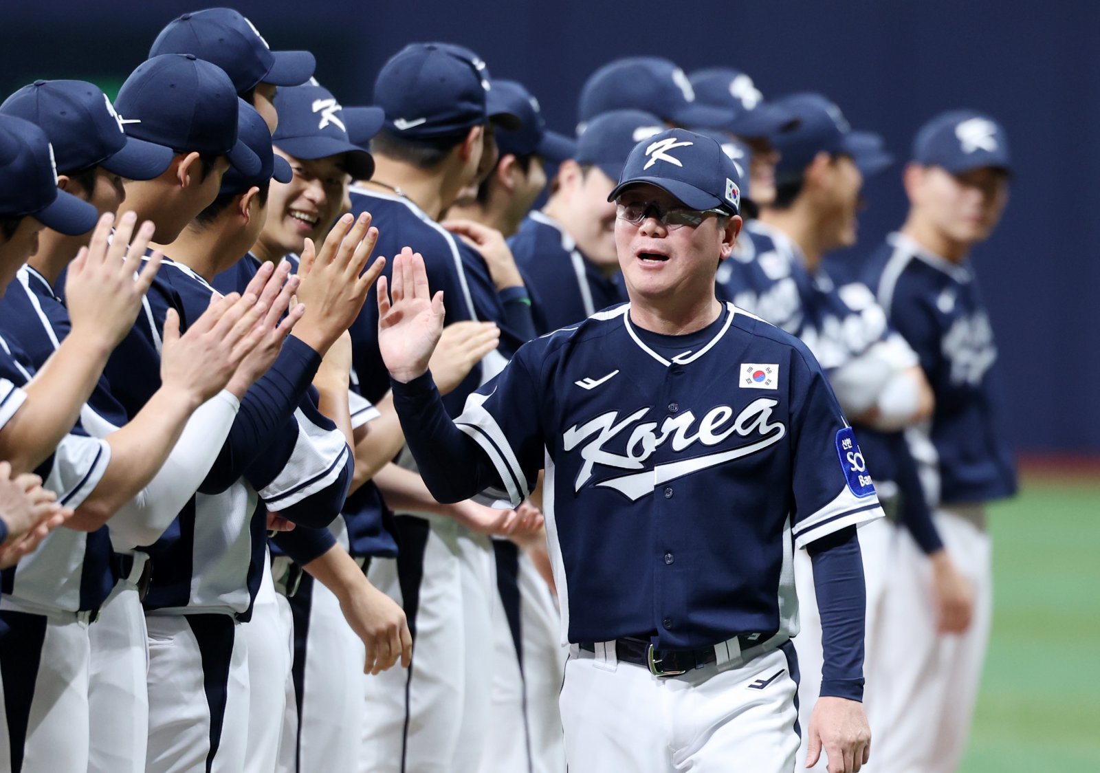 한화 문동주, 삼성 원태인은 ‘K-베이스볼대표팀’에서 가장 강력한 카드로 손꼽힌다. 그러나 이들 2명 모두 정규시즌과 PS까지 긴 일정을 소화한 터라 몸관리도 결코 소홀히 할 수 없다. 류지현 대표팀 감독(오른쪽)이 가장 크게 고민하는 포인트다. 9일 고척스카이돔에서 열린 체코와 2번째 평가전에 앞서 하이파이브를 하는 류 감독. 고척|뉴시스