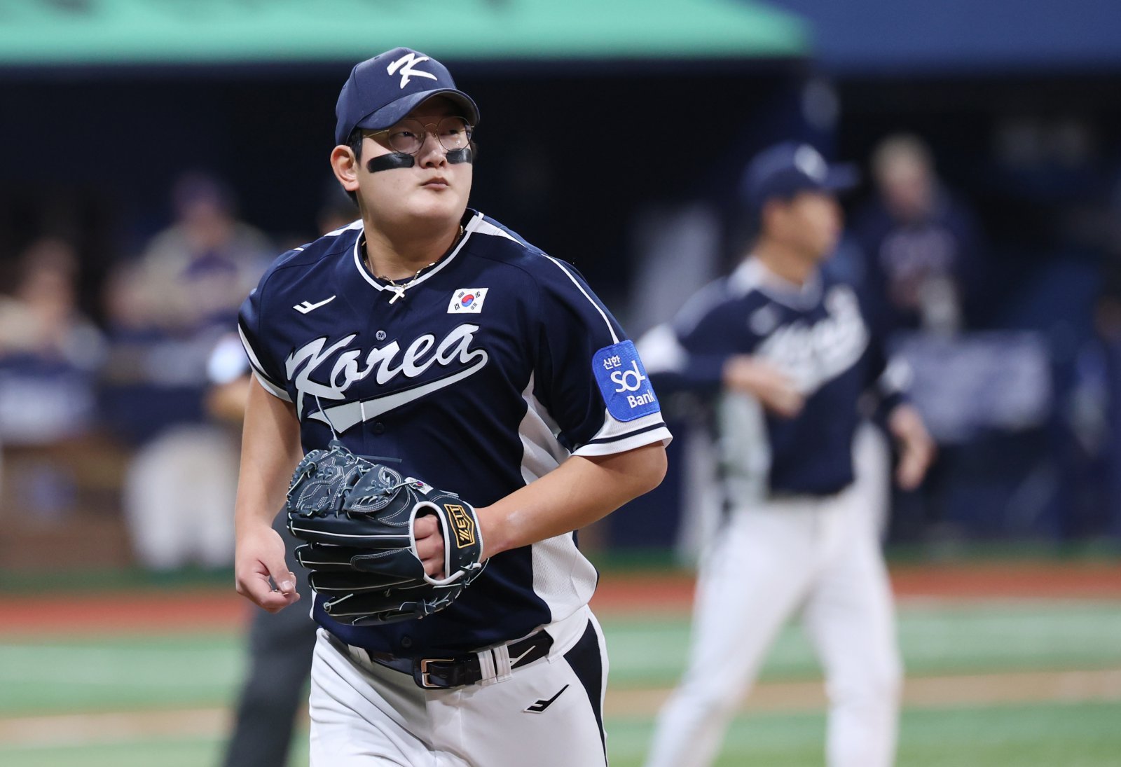 한화 김서현이 9일 고척스카이돔에서 열린 체코와 ‘K-베이스볼시리즈’ 2차전에서 5회말 실점한 뒤 교체되고 있다. 정규시즌 막판부터 시작된 부진의 여파를 대표팀 첫 경기에서 떨쳐내지 못했다. 그의 실점은 대표팀의 이번 평가전 첫 실점이다. 고척｜뉴시스