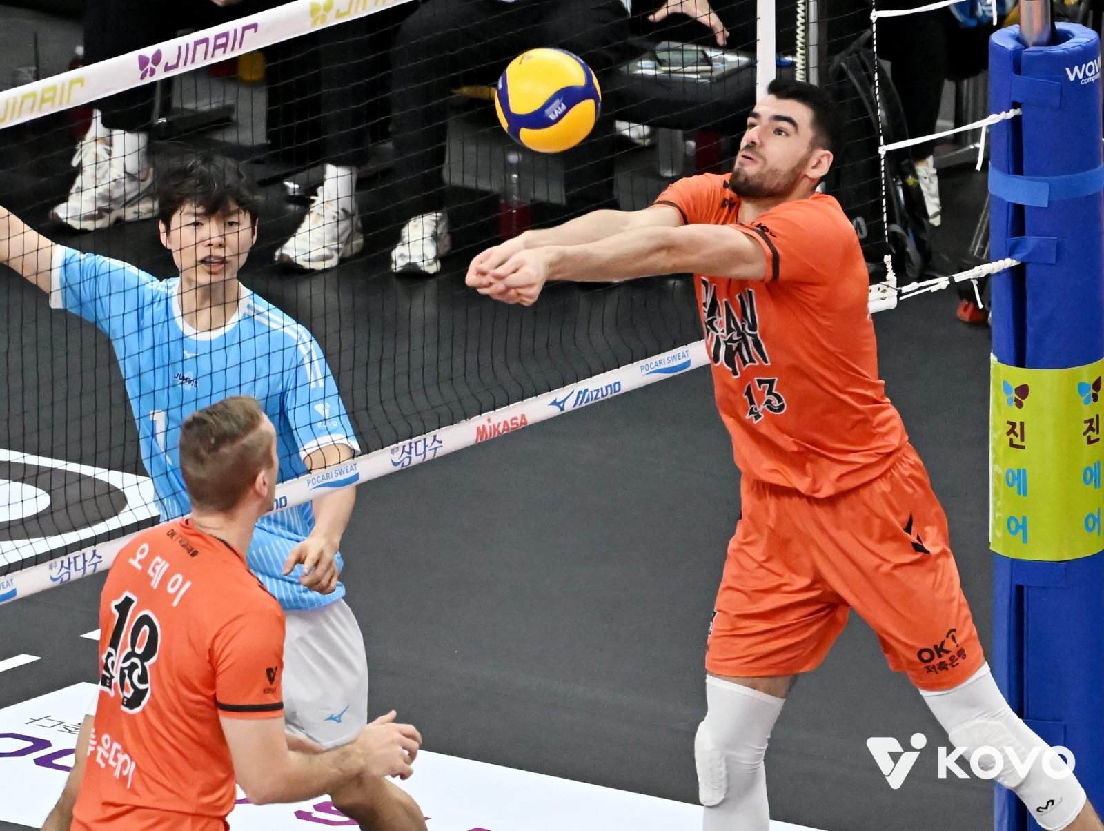 OK저축은행 디미트로프(오른쪽) 9일 부산 강서체육관에서 열린 대한항공과 V리그 남자부 홈경기에서 이단연결을 시도하고 있다. 이날 OK저축은행은 연고지를 부산으로 이전한 뒤 첫 홈경기를 가졌지만 1-3으로 패했다. 사진제공│KOVO