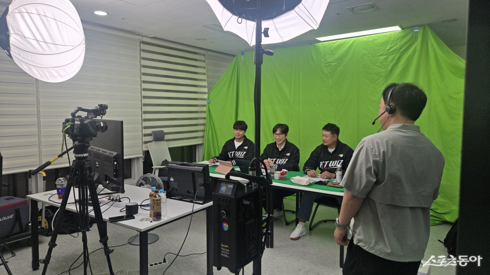 임세업 KT 전략데이터팀 과장, 강성철 아나운서, 심광호 KT 스카우트팀 과장(왼쪽부터)이 9일 서울 위즈TV 대행사 사옥에서 ‘2025 타오위안 아시아 프로야구 교류전’을 중계하고 있다. 사진제공|KT 위즈