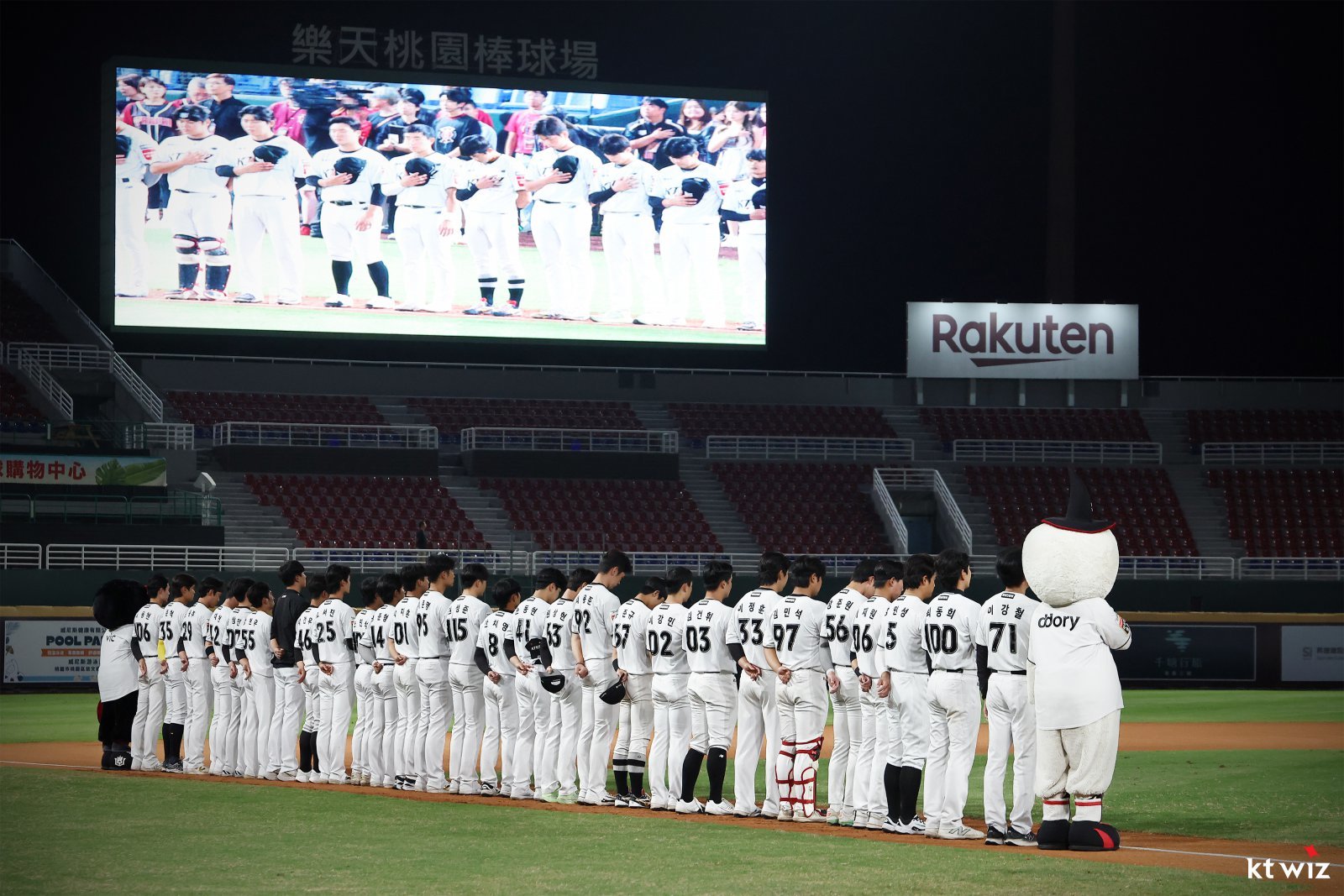 KT 선수들이 7일 라쿠텐 타오위안 야구장에서 열린 ‘2025 타오위안 아시아 프로야구 교류전’ 라쿠텐 골든이글스와 경기를 앞두고 국기에 대한 경례를 하고 있다. 사진제공|KT 위즈