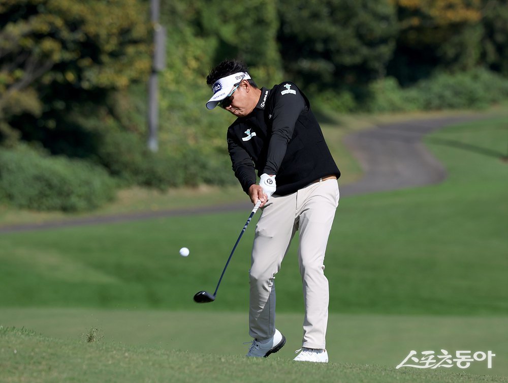 박상현이 9일 KPGA 투어 챔피언십 최종라운드 4번 홀에서 힘차게 두번째 샷을 하고 있다. 사진제공 | KPGA