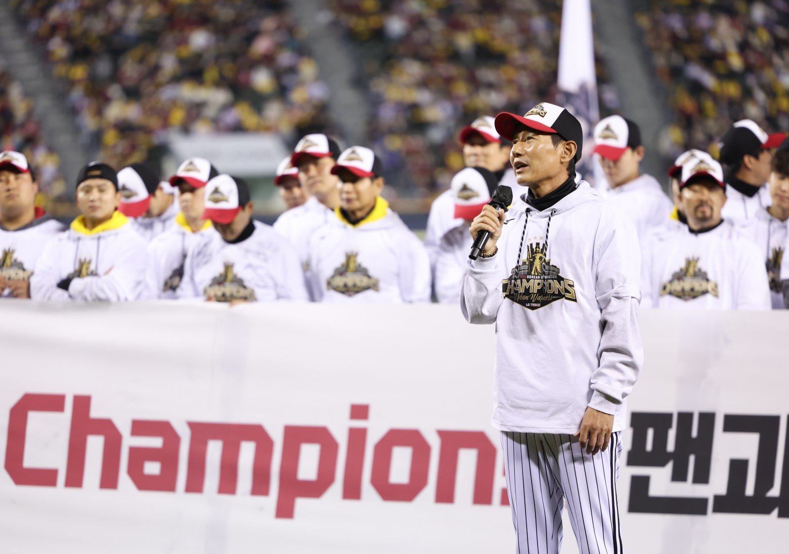 염경엽 감독은 8일 LG와 3년 최대 30억 원 규모의 KBO 역대 감독 최고 대우를 받으며 재계약했다.｜뉴시스