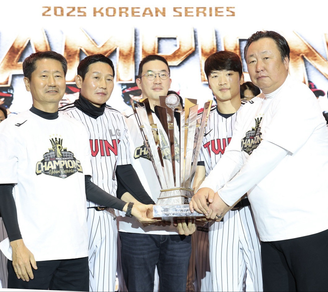 염경엽 감독(왼쪽 두 번째)은 8일 LG와 3년 최대 30억 원 규모의 KBO 역대 감독 최고 대우를 받으며 재계약했다. 사진제공｜LG 트윈스