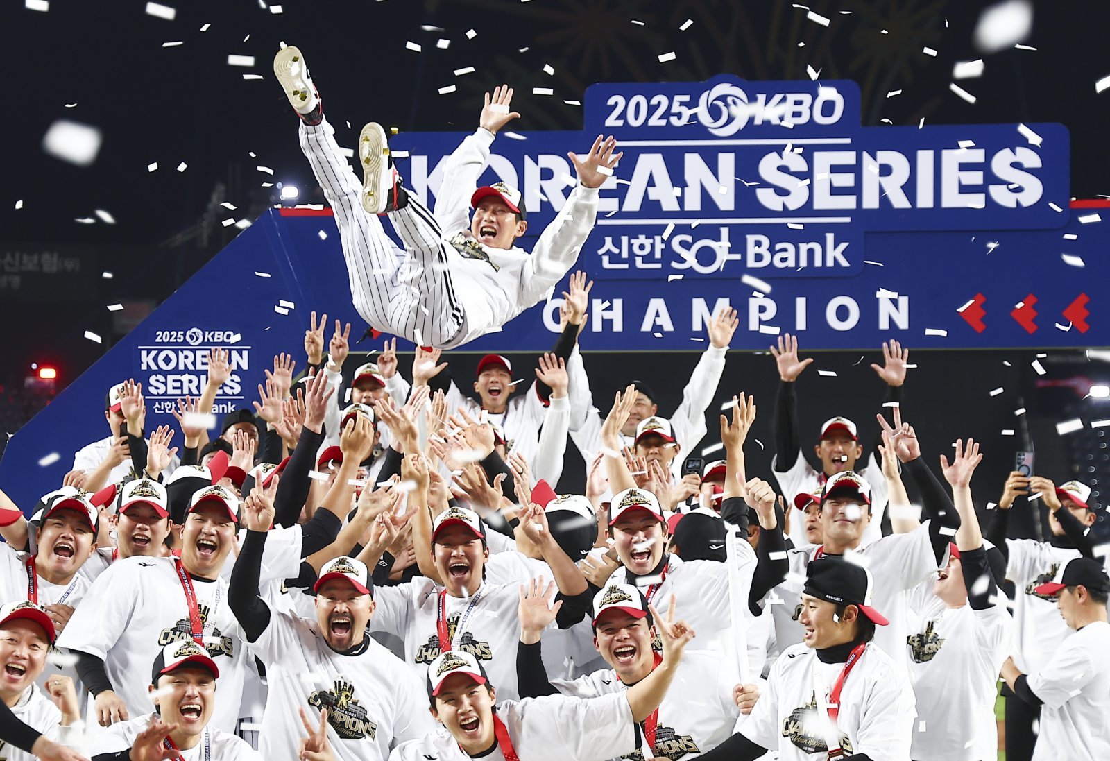 염경엽 감독은 8일 LG와 3년 최대 30억 원 규모의 KBO 역대 감독 최고 대우를 받으며 재계약했다.｜뉴시스