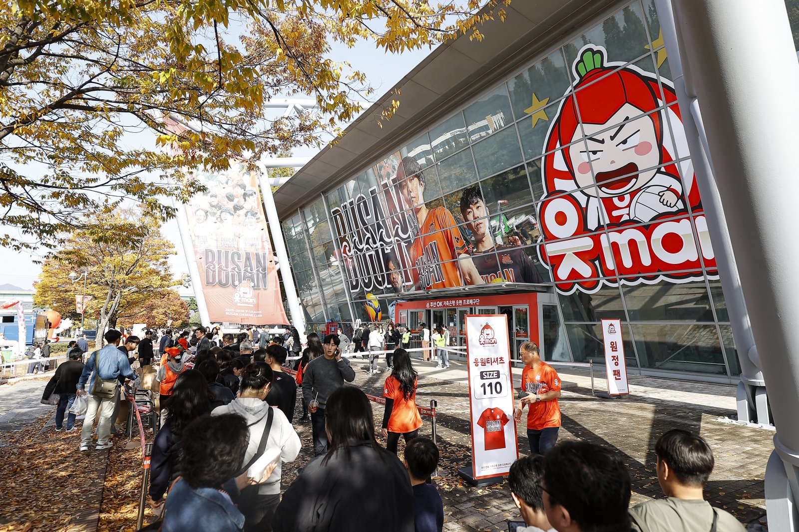OK저축은행은 2013~2024시즌부터 지난 시즌까지 안산을 연고지로 활동했지만 이번 시즌 부산으로 연고지를 옮겼다. 9일 부산 강서체육관에서 열린 대한항공과 V리그 남자부 1라운드 홈경기에 무려 4270명이 입장해 대박 조짐을 보였다. 사진은 이날 경기전부터 장사진을 이룬 관중들. 사진제공│KOVO