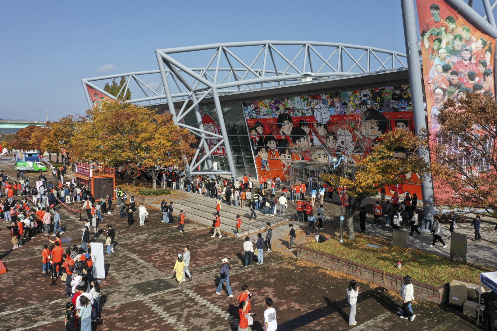 OK저축은행은 2013~2024시즌부터 지난 시즌까지 안산을 연고지로 활동했지만 이번 시즌 부산으로 연고지를 옮겼다. 9일 부산 강서체육관에서 열린 대한항공과 V리그 남자부 1라운드 홈경기에 무려 4270명이 입장해 대박 조짐을 보였다. 사진은 이날 경기전부터 장사진을 이룬 관중들. 사진제공│KOVO