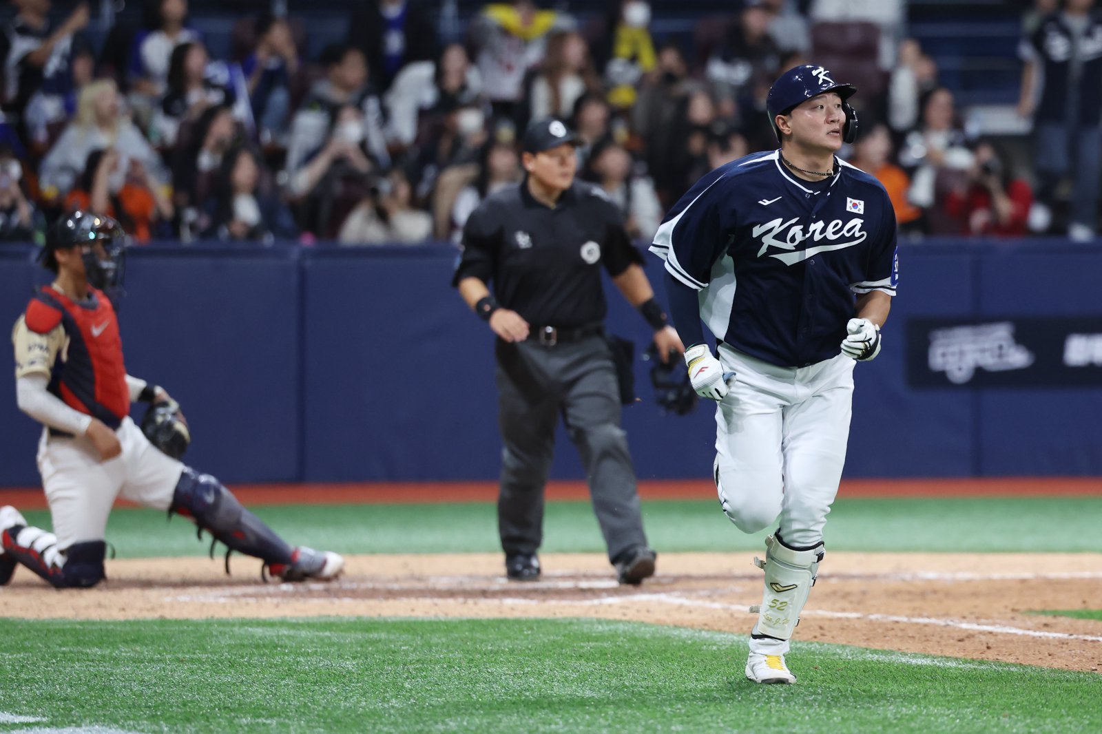 야구국가대표팀 이재원(오른쪽)이 9일 고척스카이돔에서 열린 체코와 ‘K-베이스볼시리즈’ 2차전 9회초 무사 1루서 대타로 나서 2점홈런을 쳐낸 뒤 타구를 응시하고 있다. 이재원은 대표팀의 이번 평가전 첫 홈런을 장식하며 11-1 승리에 일조했다. 고척｜뉴시스