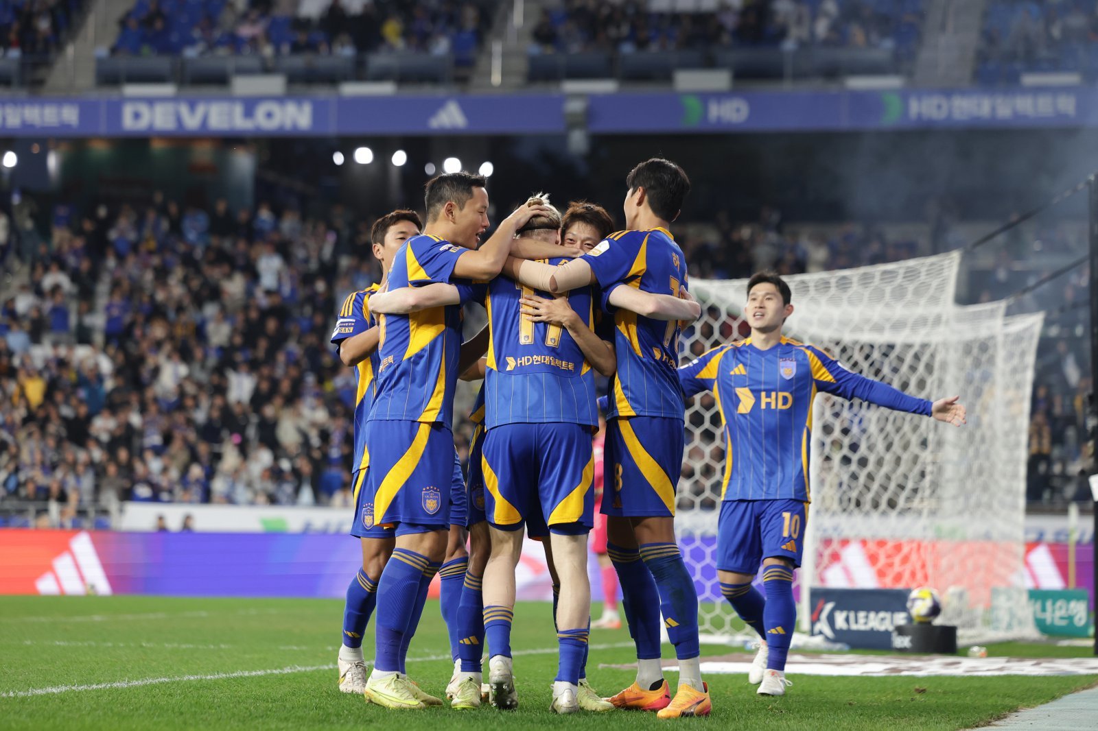 울산 선수들이 9일 울산문수경기장에서 열린 수원FC와 36라운드 홈경기서 루빅손의 선제골이 터지자 한데 모여 기뻐하고 있다. 사진제공|한국프로축구연맹