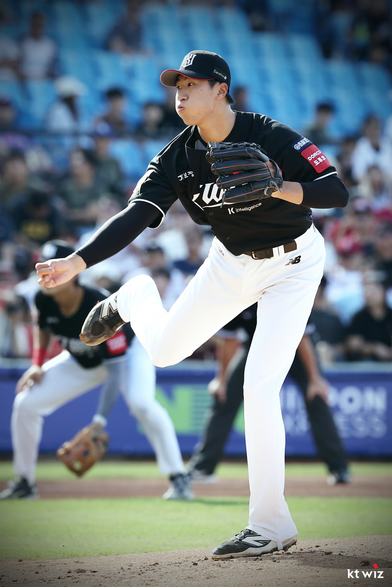 KT 김동현이 9일 라쿠텐 타오위안 야구장에서 열린 ‘2025 타오위안 아시아 프로야구 교류전’ 라쿠텐 몽키스와 경기에 선발등판해 역투하고 있다. 사진제공｜KT 위즈