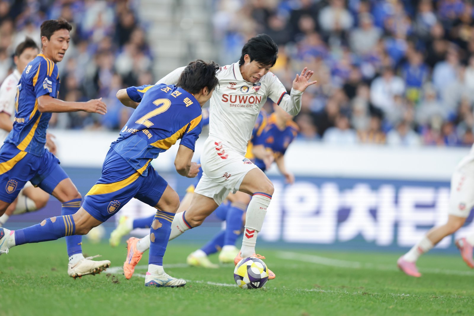 수원FC 안현범(오른쪽)이 9일 울산문수경기장에서 열린 울산과 원정경기 도중 조현택을 제치고 돌파를 시도하고 있다. 사진제공|한국프로축구연맹