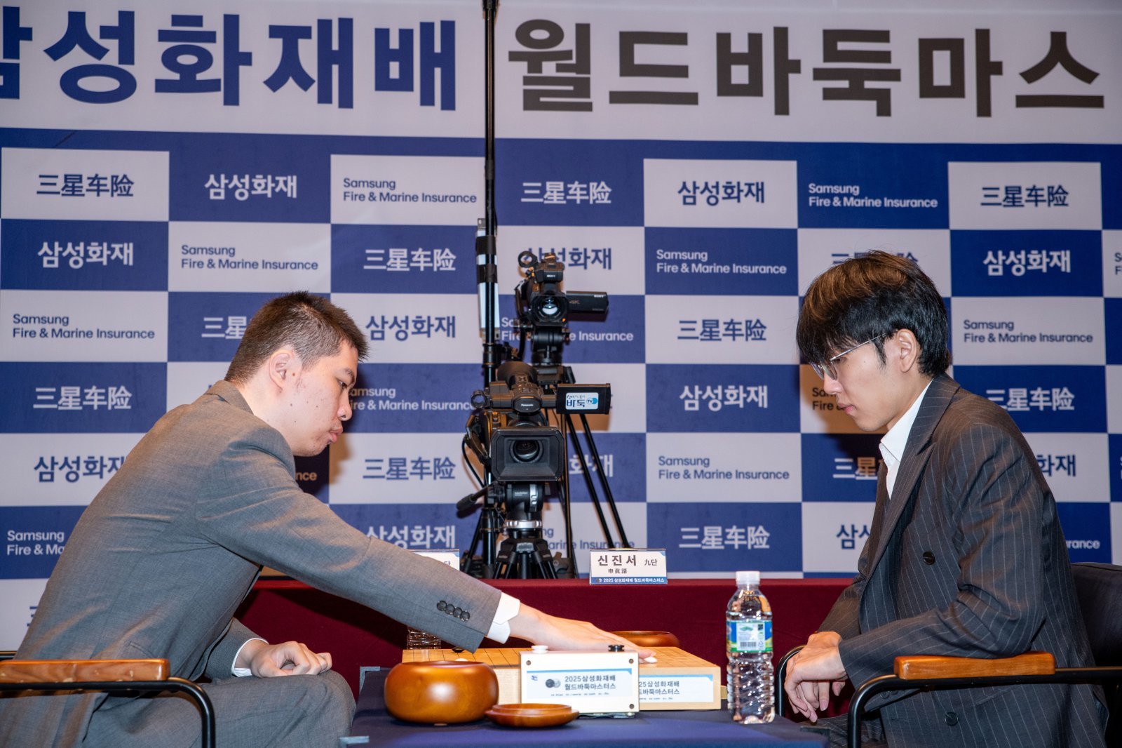 삼성화재배 32강전에서 대국하고 있는 중국 리친청 9단과 신진서 9단(오른쪽)          한국기원 제공