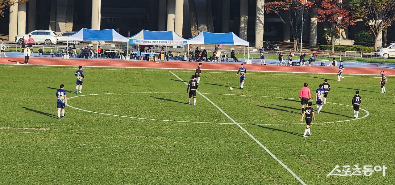 지난 9일 부산 아시아드 보조경기장에서 열린 ‘제31회 부산 연제구 축구협회장기 축구대회’에서 부산진구 황령조기회와 동래구 명륜조기회가 결승전을 치르고 있다.