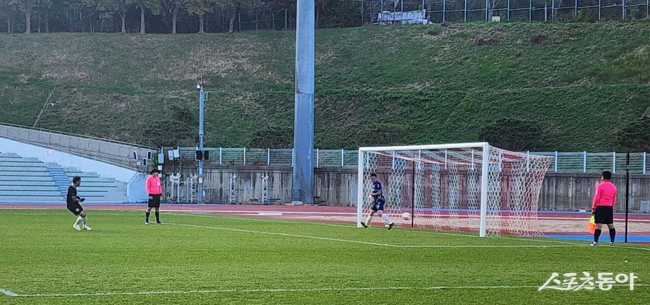 마지막 승부차기 키커로 나선 62번 신상민 선수가 승부차기 슈팅을 하고 있다.