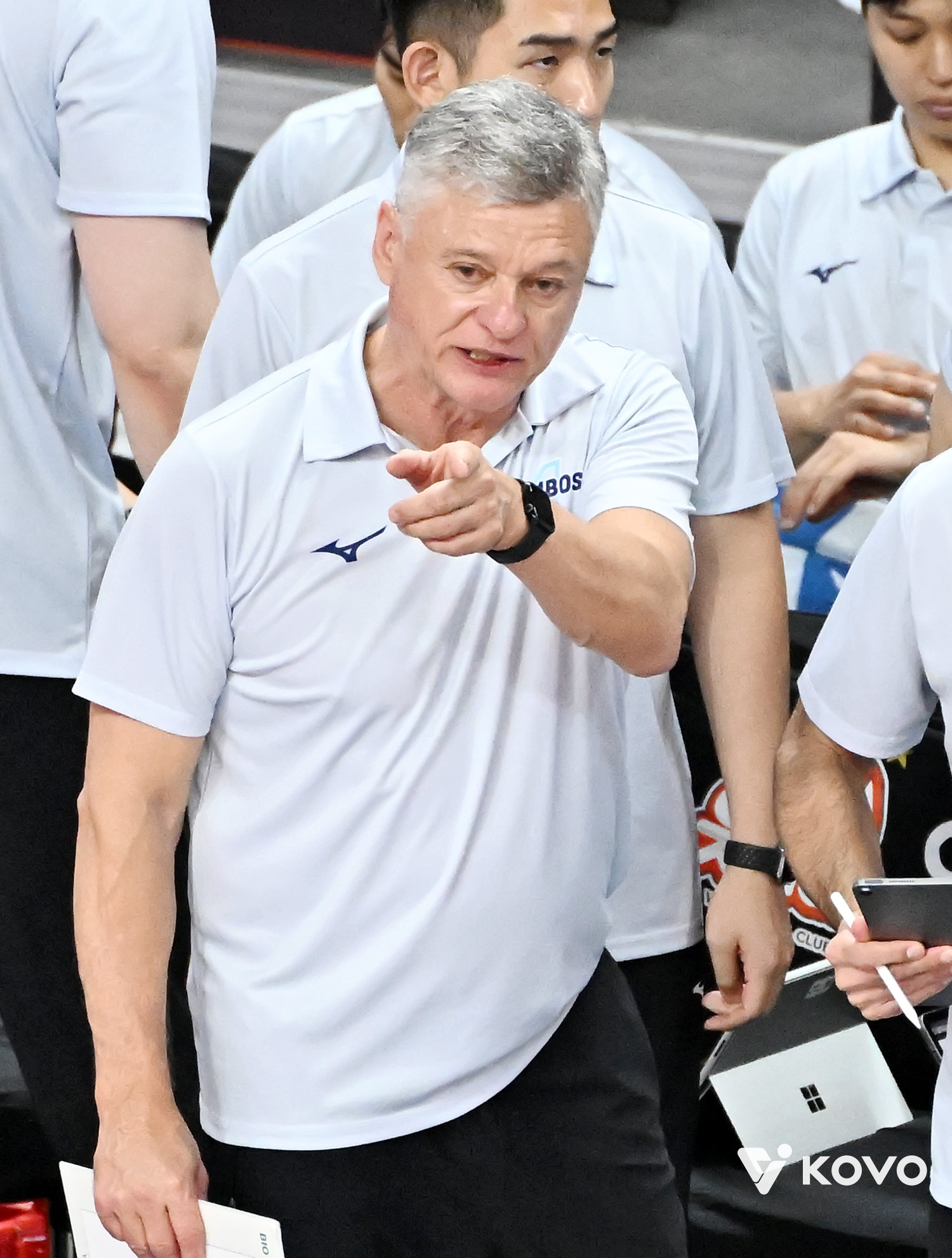 헤난 대한항공 감독은 9일 부산 강서체육관에서 벌어진 OK저축은행과 V리그 남자부 1라운드 원정경기에서 세트스코어 3-1로 이겨 팀의 선두도약을 이끌었다. 그러나 V리그 남자부의 전력평준화가 두드러진 까닭에 방심하지 않는다. 사진제공│KOVO