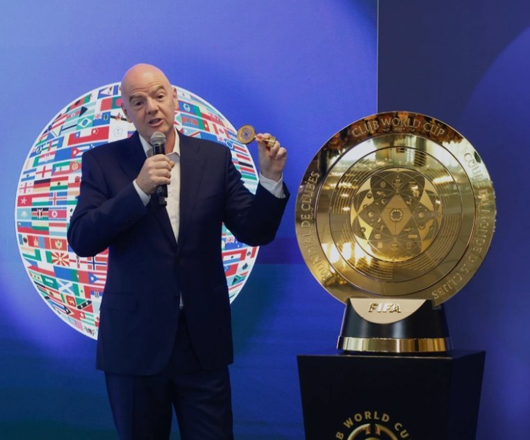 글로벌 스포츠 매체 ‘디 애슬레틱’은 8일(한국시간) 지아니 인판티노 FIFA 회장의 트럼프 대통령을 향한 지지 발언을 공개했다. 인판티노 회장은 7일 미국 마이애미에서 열린 ‘아메리칸 비즈니스 포럼’에 참석해 “트럼프 대통령은 약속한 것을 실행하는 지도자다. 그는 자신이 생각하는 바를 솔직히 말하며, 많은 사람들이 속으로 생각하지만 감히 말하지 못하는 말을 대신한다. 그래서 성공한 것”이라며 “나는 그가 하는 일을 모두가 지지해야 한다고 생각한다. 지금 잘되고 있다”고 말했다. 워싱턴｜AP뉴시스