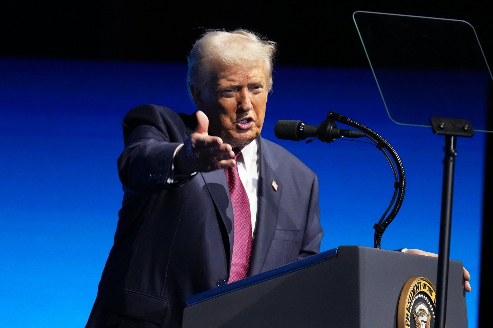 글로벌 스포츠 매체 ‘디 애슬레틱’은 8일(한국시간) 지아니 인판티노 FIFA 회장의 트럼프 대통령을 향한 지지 발언을 공개했다. 인판티노 회장은 7일 미국 마이애미에서 열린 ‘아메리칸 비즈니스 포럼’에 참석해 “트럼프 대통령은 약속한 것을 실행하는 지도자다. 그는 자신이 생각하는 바를 솔직히 말하며, 많은 사람들이 속으로 생각하지만 감히 말하지 못하는 말을 대신한다. 그래서 성공한 것”이라며 “나는 그가 하는 일을 모두가 지지해야 한다고 생각한다. 지금 잘되고 있다”고 말했다. 마이애미(미 플로리다주)｜AP뉴시스