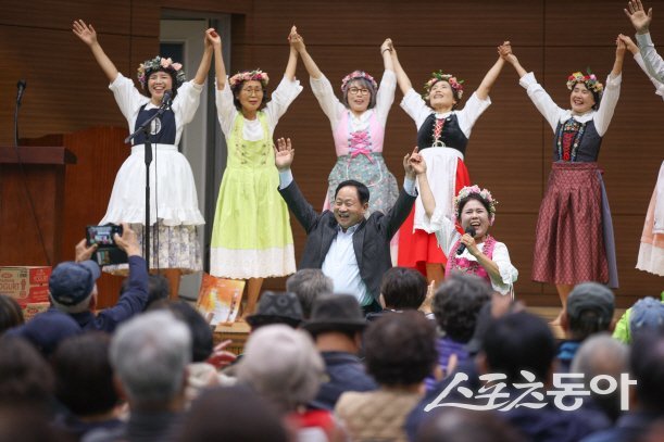 주광덕 남양주시장이 ‘퇴계원힐스테이트 건강걷기대회 & 힐링음악회’에 참석해 주민들과 소통 이어가고 있다. 사진제공ㅣ남양주시