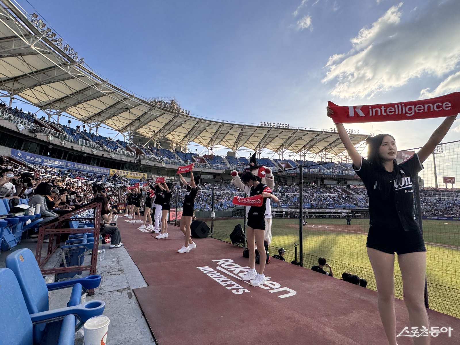 KT 응원단이 9일 라쿠텐 타오위안 야구장에서 열린 ‘2025 타오위안 아시아 프로야구 교류전’ 라쿠텐 몽키스와 경기 도중 관중의 호응을 유도하고 있다. 사진제공|KT 위즈