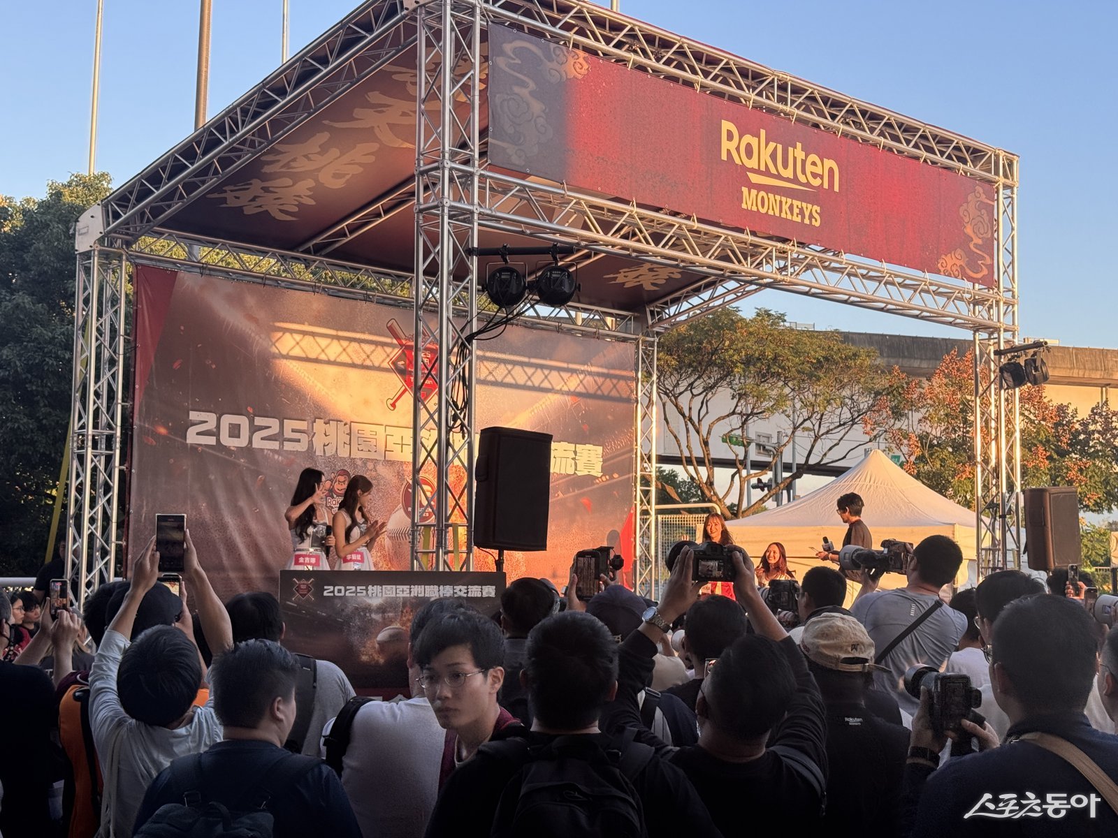 KT 응원단이 9일 라쿠텐 타오위안 야구장에서 열린 ‘2025 타오위안 아시아 프로야구 교류전’ 라쿠텐 몽키스와 경기를 앞두고 팬 미팅을 진행했다. 사진제공|KT 위즈