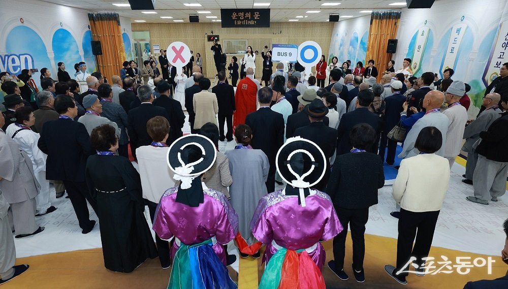 10월 30일 청주에서 열린 ‘제3기 만국초청 계시록특강’에서 참석자들이 말씀체험 프로그램 ‘OX 퀴즈’를 하고 있다. (사진제공=신천지예수교회)