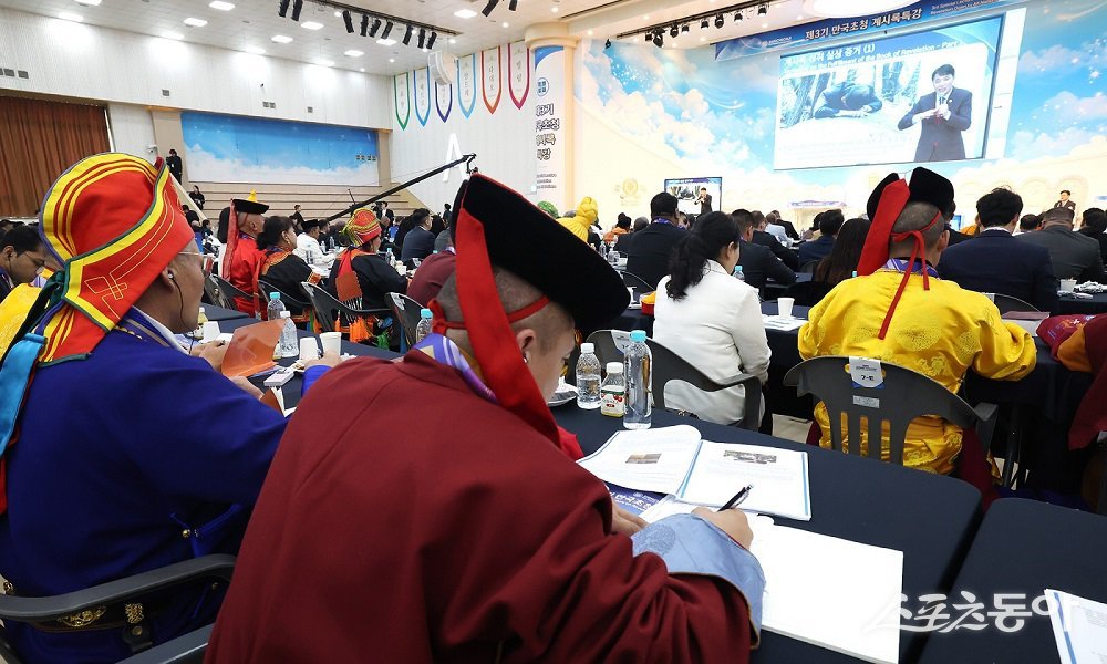 10월 30일 청주에서 열린 ‘제3기 만국초청 계시록특강’에 참석한 종교지도자들이 신천지예수교회 이지연 총회 교육부장의 계시록 강의를 들으며 필기하고 있다. (사진제공=신천지예수교회)