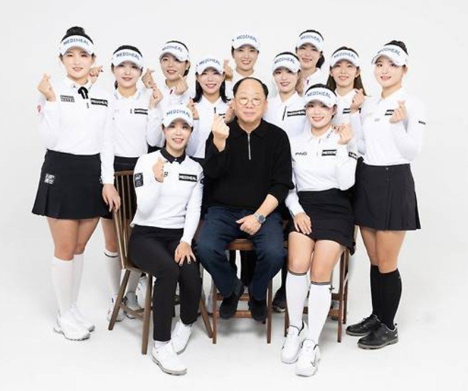 메디힐 권오섭 회장(앞 가운데)과 골프단 소속 선수들. 사진제공 | 메디힐