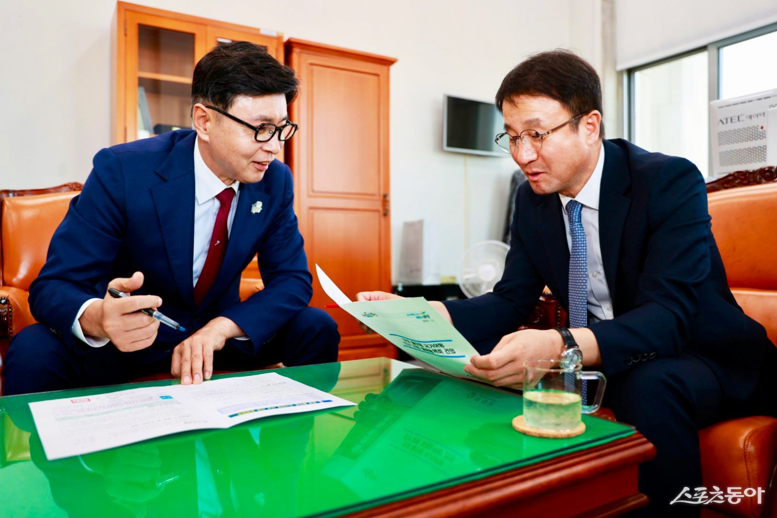 김철우 보성군수(사진 좌측)가 최근 국회에서 한병도 예산결산특별위원장을 만나 보성군 주요 현안사업 국비 지원을 건의하고 있다. 사진제공=보성군