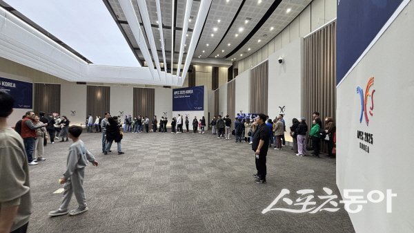 경주시가 마련한 ‘APEC 정상회의장 공개 관람’ 행사가 진행되고 있다. 사진제공 ㅣ 경주시