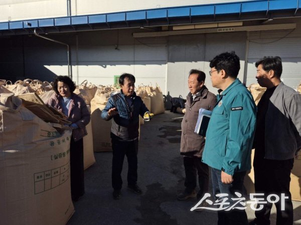 박현국 봉화군수가 2025년산 공공비축미 매입 현장을 살펴보고 있다. 사진제공 ㅣ 봉화군