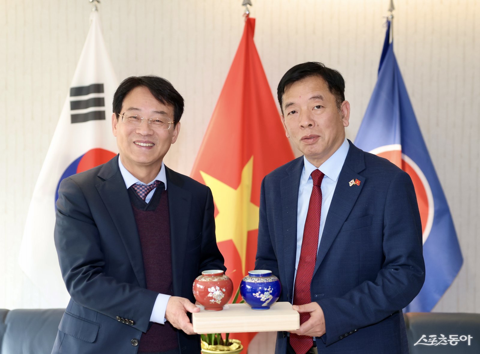 강진원 강진군수가 지난 6일 주한베트남대사관을 방문해 주한베트남 부호 대사와 면담을 갖고 기념촬영을 하고 있다. 사진제공=강진군