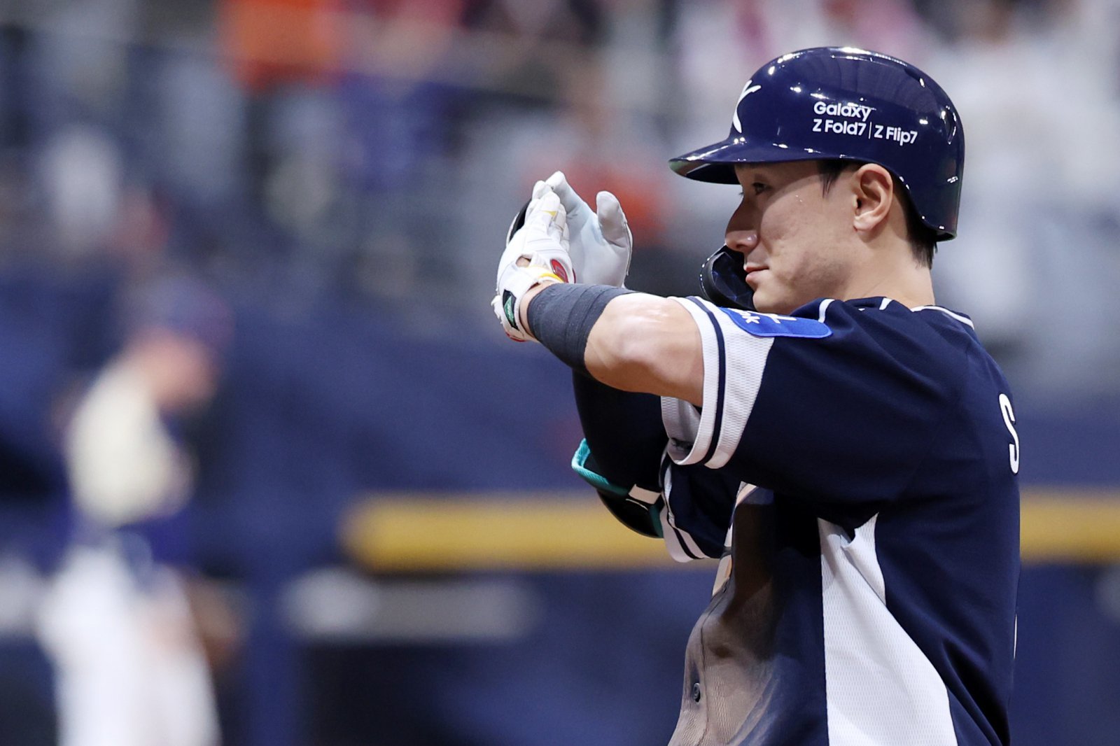 LG 신민재는 대주자 스페셜리스트를 거쳐 KBO리그 정상급 2루수로 고속 성장했다. 이제는 태극마크를 달고 그라운드를 누빌 채비를 모두 마쳤다. 신민재가 9일 고척스카이돔에서 열린 체코와 ‘K-베이스볼시리즈’ 2차전 4회초 2사 주자 1·3루서 신민재가 1타점 적시타를 쳐낸 뒤 세리머니를 하고 있다. 고척 |뉴시스