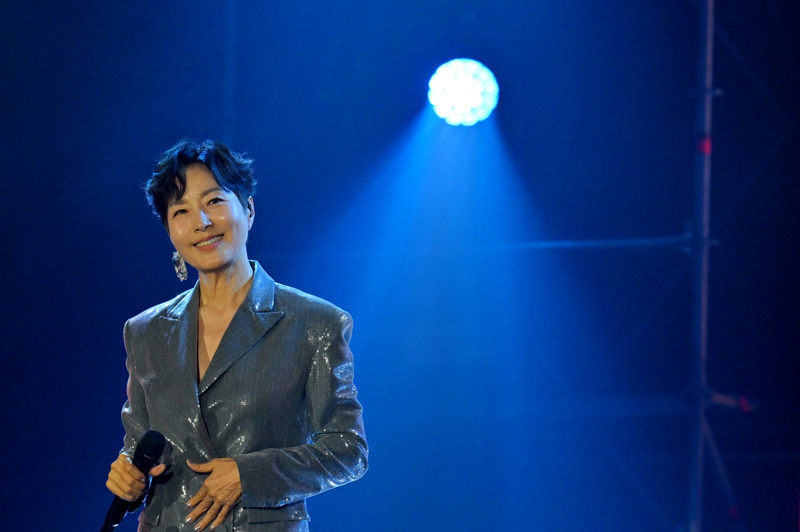 가수 정수라는 위러브유 사랑의 콘서트에서 ‘환희’, ‘난 너에게’, ‘아! 대한민국’ 등을 부르며 열정적인 무대로 피날레를 장식했다.