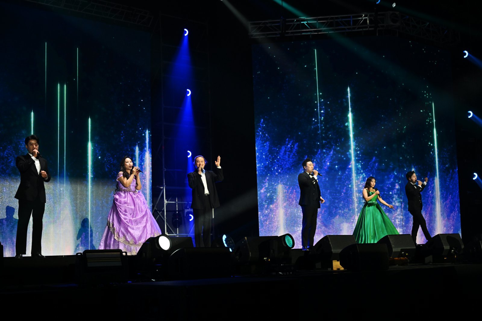 남성 성악 앙상블 라클라쎄와 소프라노 강민성·정찬희가 2부 사랑의 콘서트에서 ‘푸니쿨리 푸니쿨라’, ‘축배의 노래’를 부르며 완벽한 하모니로 감동을 전했다.