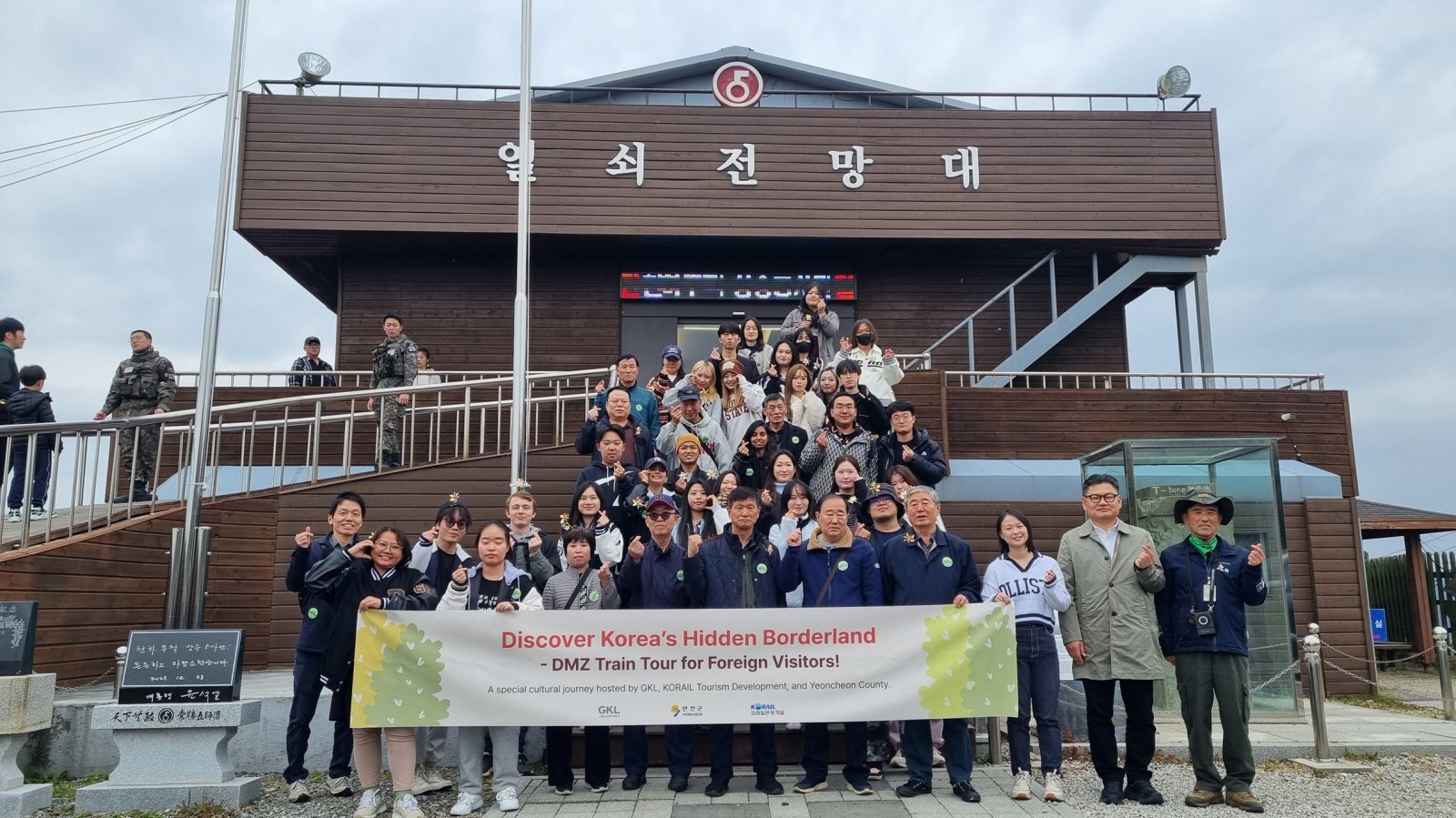 ‘비무장지대(DMZ) 평화관광’ 체험 행사 참여자들이 열쇠전망대 앞에서 기념촬영을 하고 있다